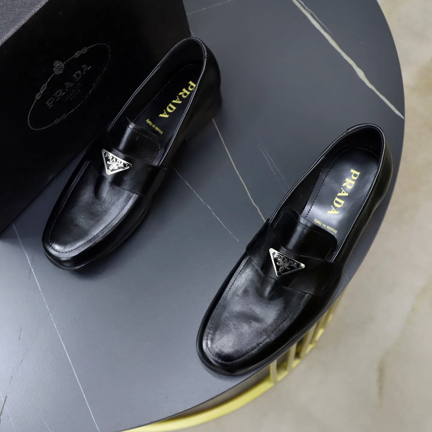 Ex-factory price: 520💰[PRADA] Prada's new casual men's shoes are launched in Hong Kong counters. Official website 1:1 production. Italian washed cowhide + water-dyed leather lining. Designed by European and American masters. Perfect shape to create counter quality, solid color rubber wear-resistant outsole and classic dazzling head! Super versatile and very comfortable. High-end without losing taste, fashionable and novel! ! Absolute focus! 3 colors available! Code number 38-45